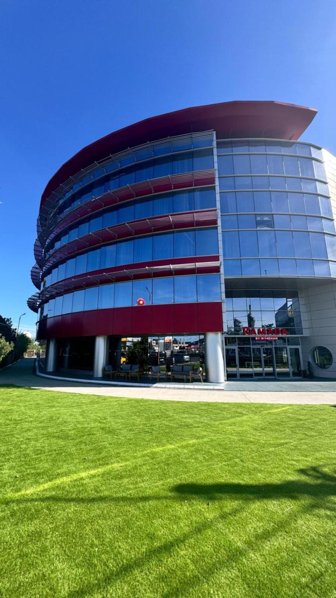 Ramada By Wyndham Bucharest Otopeni Airport Exterior foto
