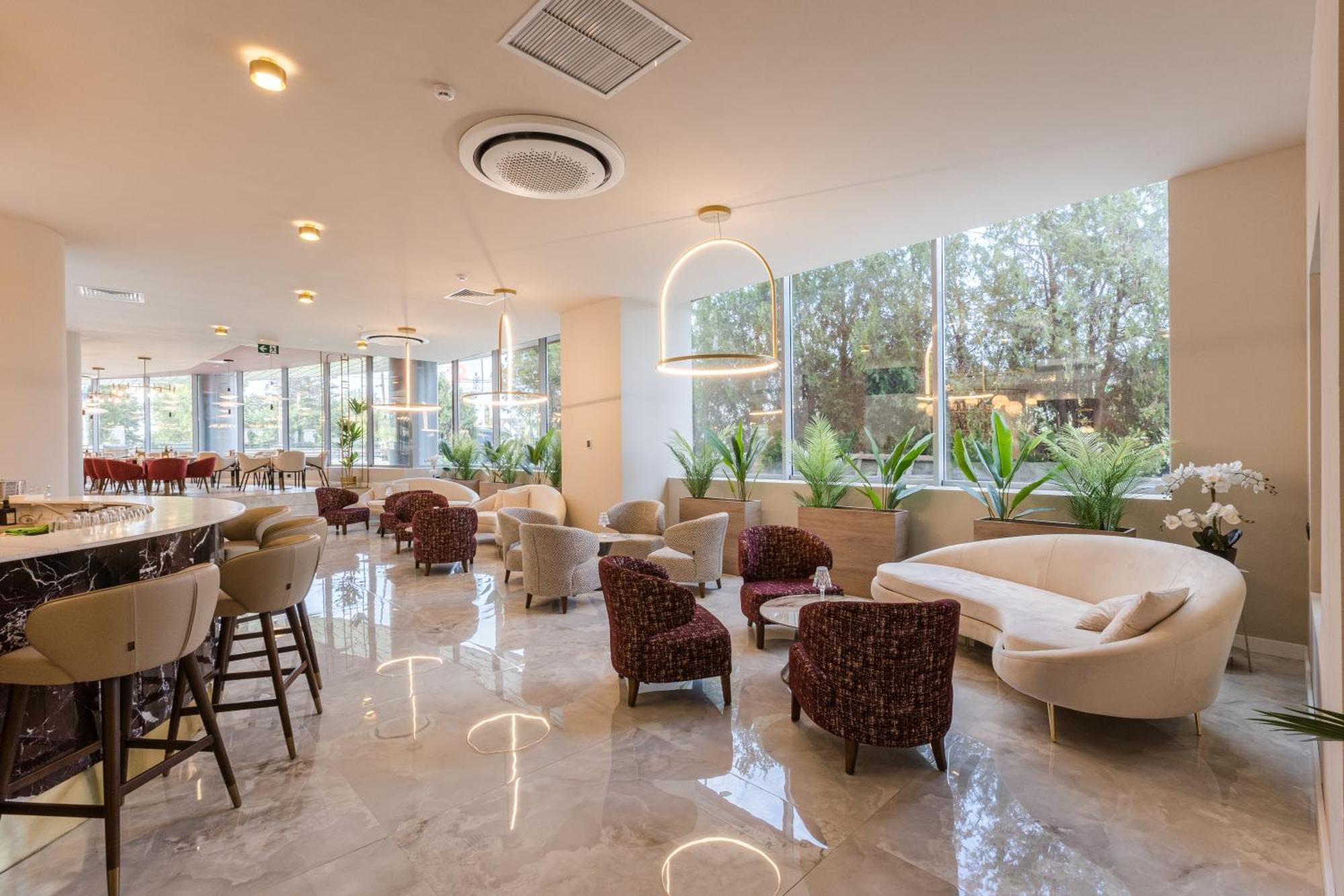 Ramada By Wyndham Bucharest Otopeni Airport Exterior foto