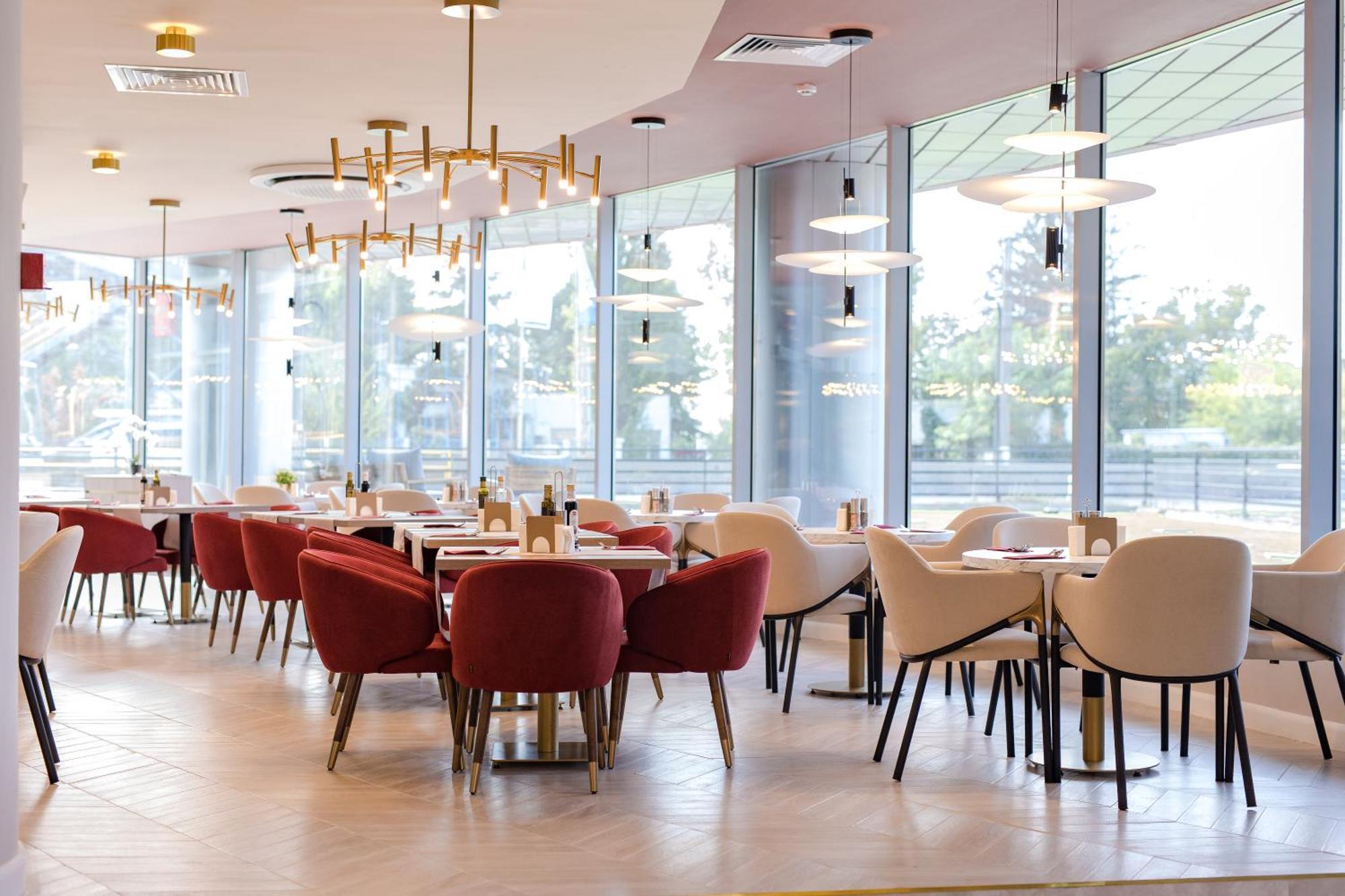 Ramada By Wyndham Bucharest Otopeni Airport Exterior foto