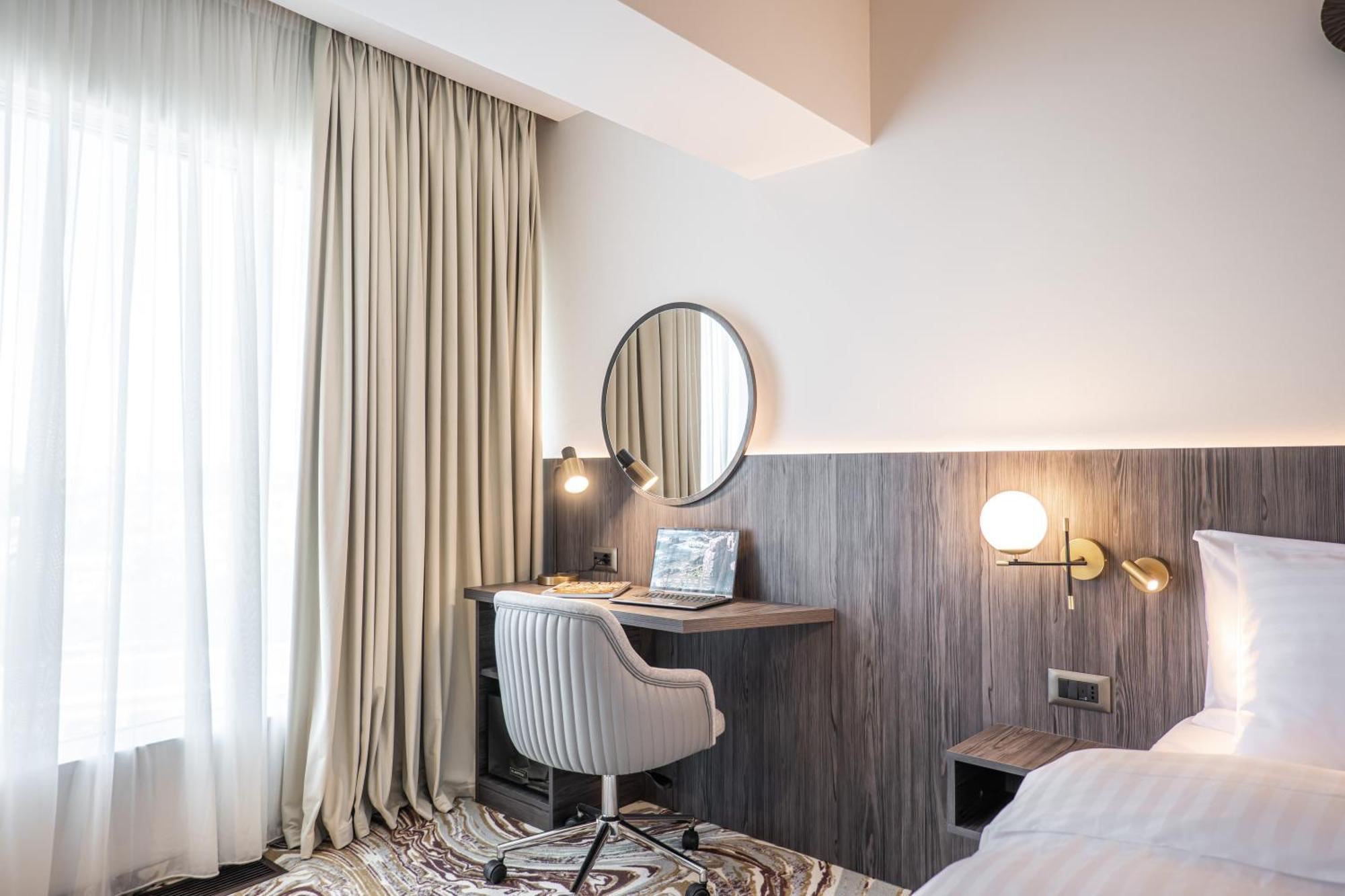 Ramada By Wyndham Bucharest Otopeni Airport Exterior foto