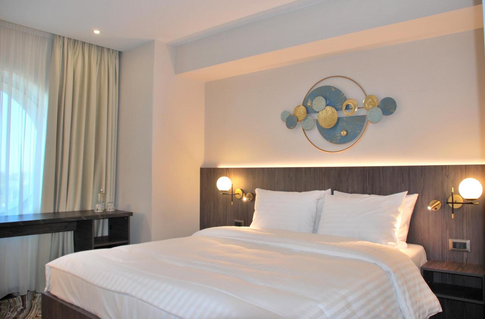 Ramada By Wyndham Bucharest Otopeni Airport Exterior foto