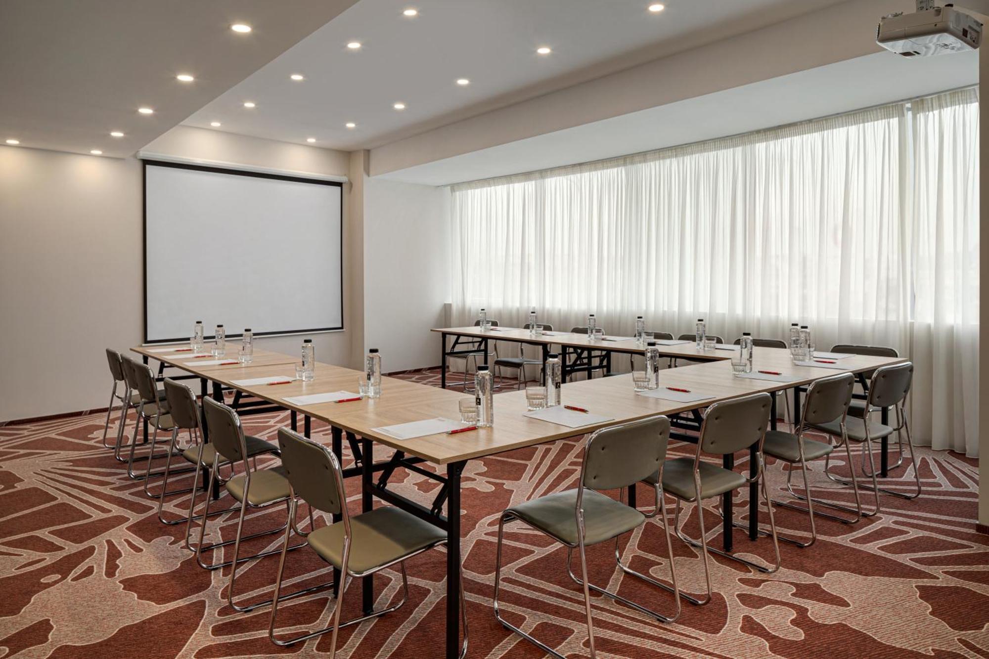 Ramada By Wyndham Bucharest Otopeni Airport Exterior foto