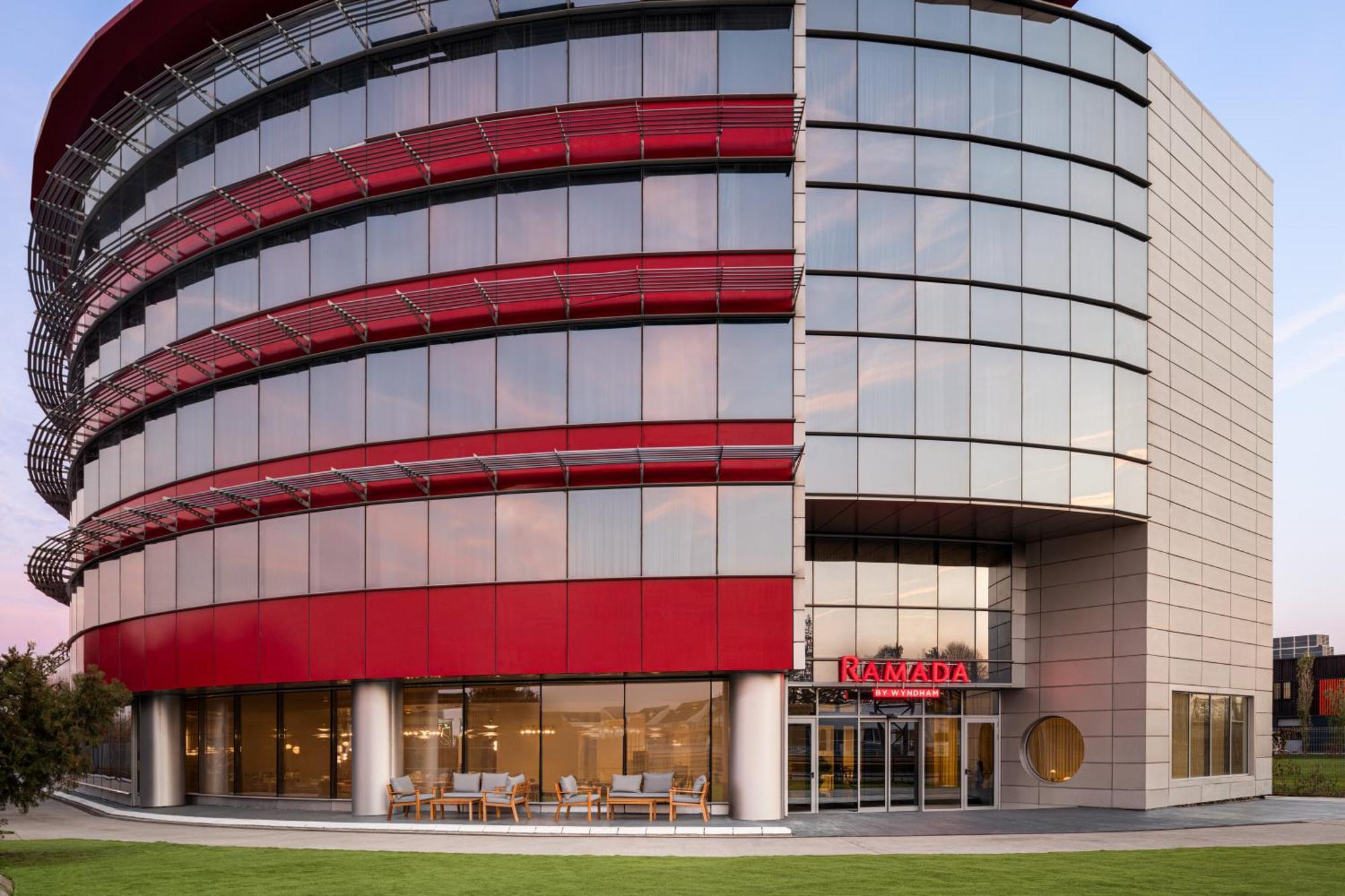 Ramada By Wyndham Bucharest Otopeni Airport Exterior foto