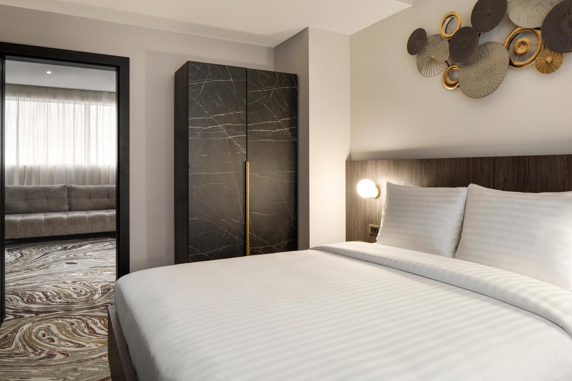 Ramada By Wyndham Bucharest Otopeni Airport Exterior foto