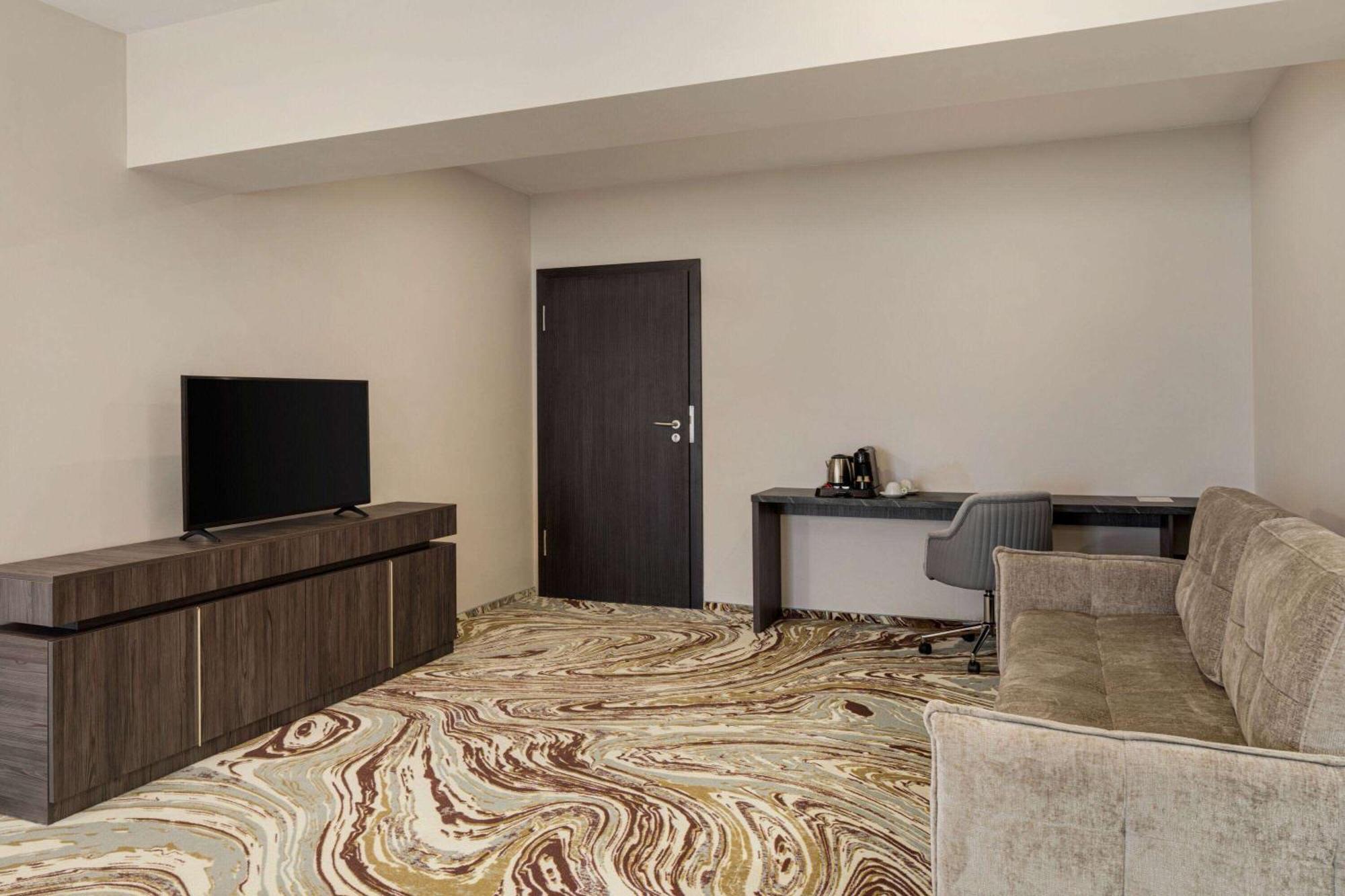 Ramada By Wyndham Bucharest Otopeni Airport Exterior foto