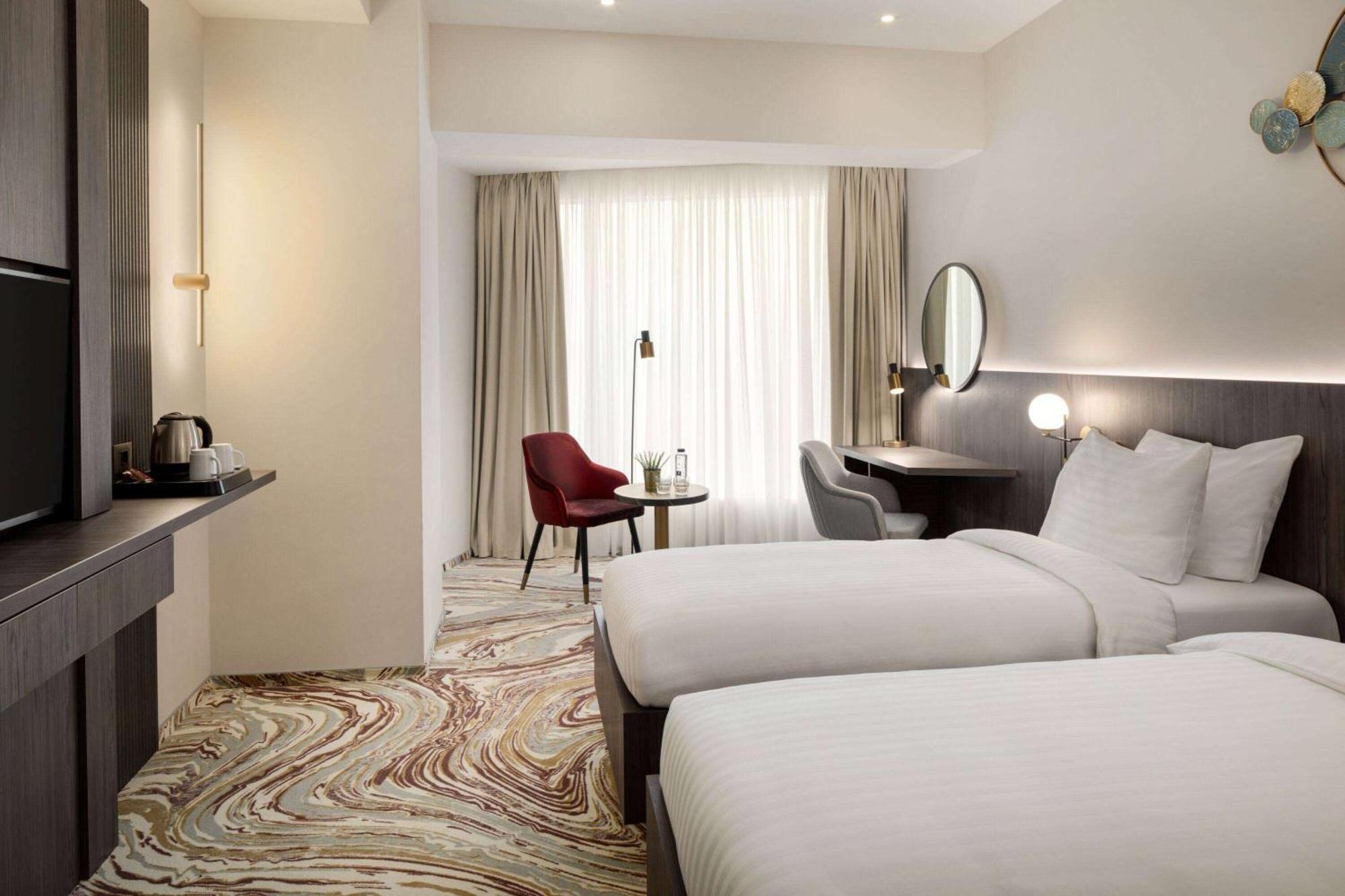 Ramada By Wyndham Bucharest Otopeni Airport Exterior foto