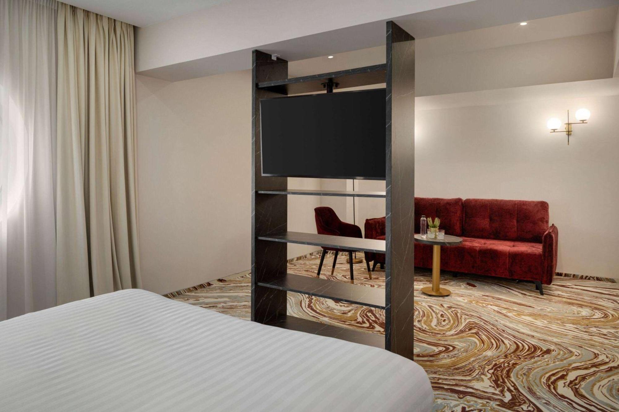 Ramada By Wyndham Bucharest Otopeni Airport Exterior foto