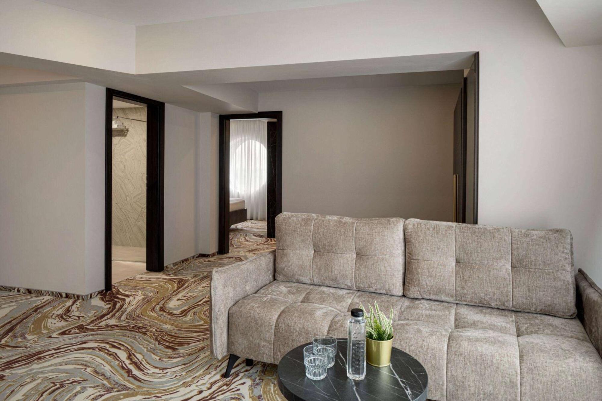 Ramada By Wyndham Bucharest Otopeni Airport Exterior foto